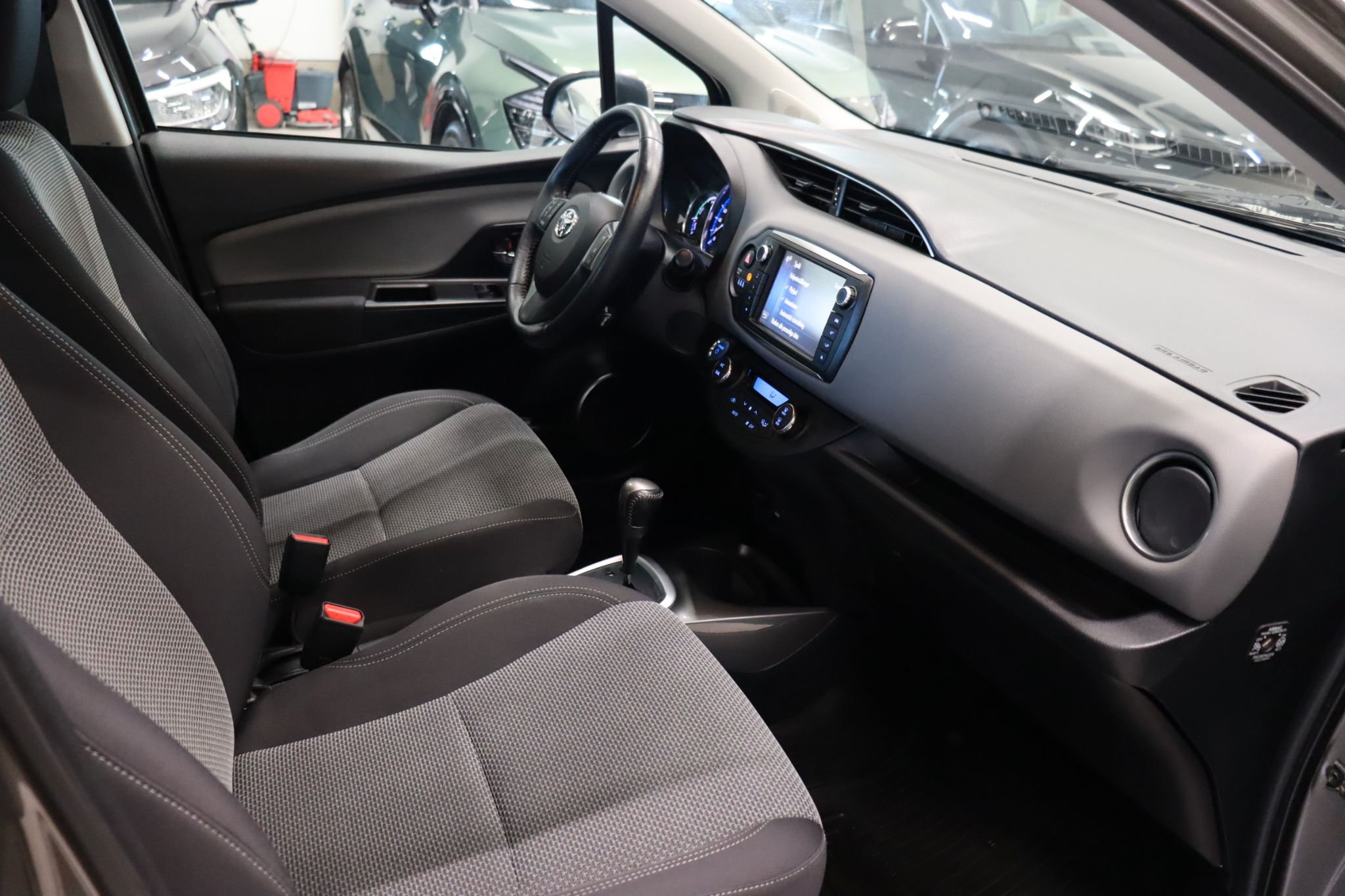 Toyota Yaris Hybrid e-CVT, 101hk, 2017