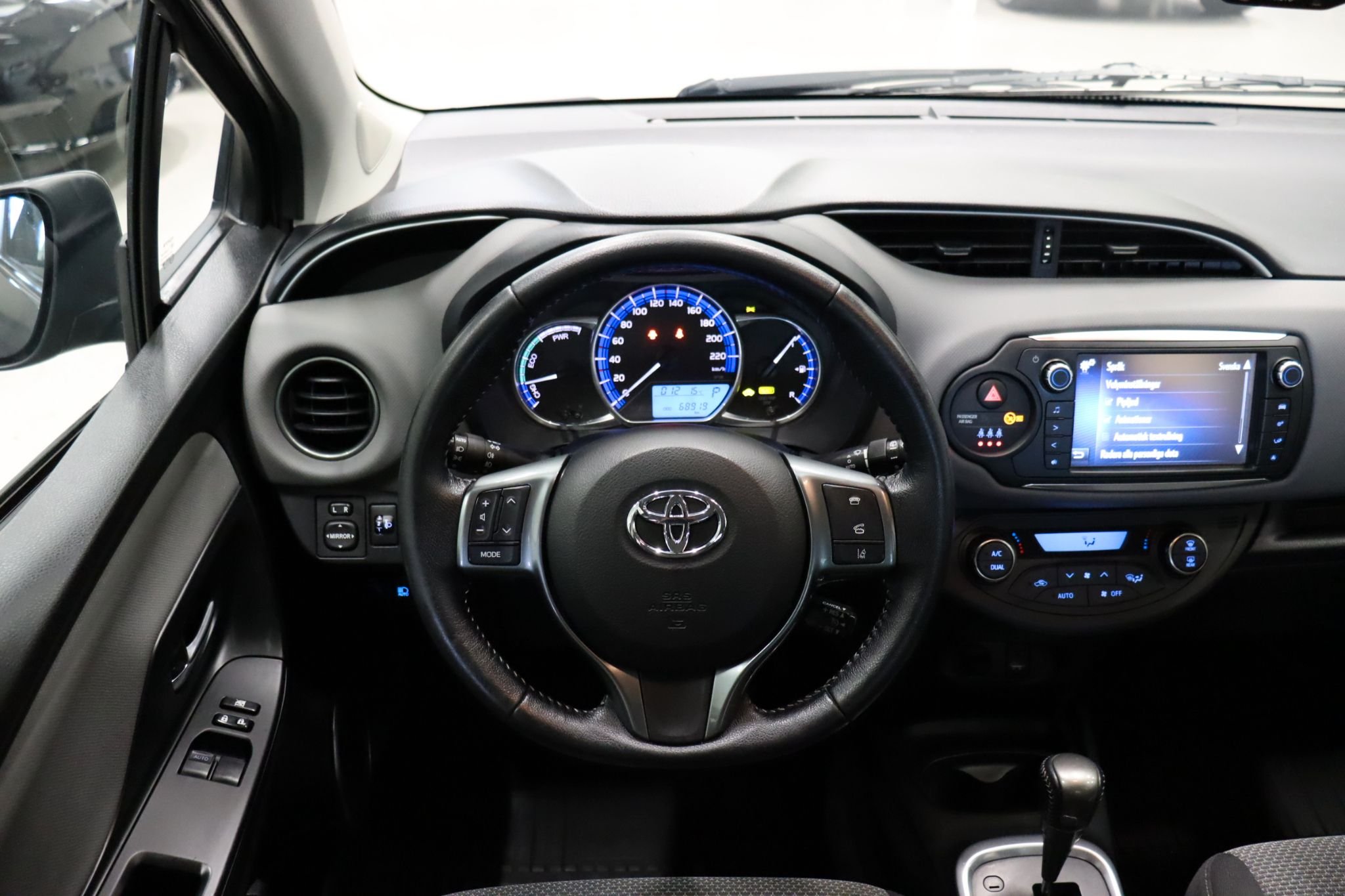 Toyota Yaris Hybrid e-CVT, 101hk, 2017