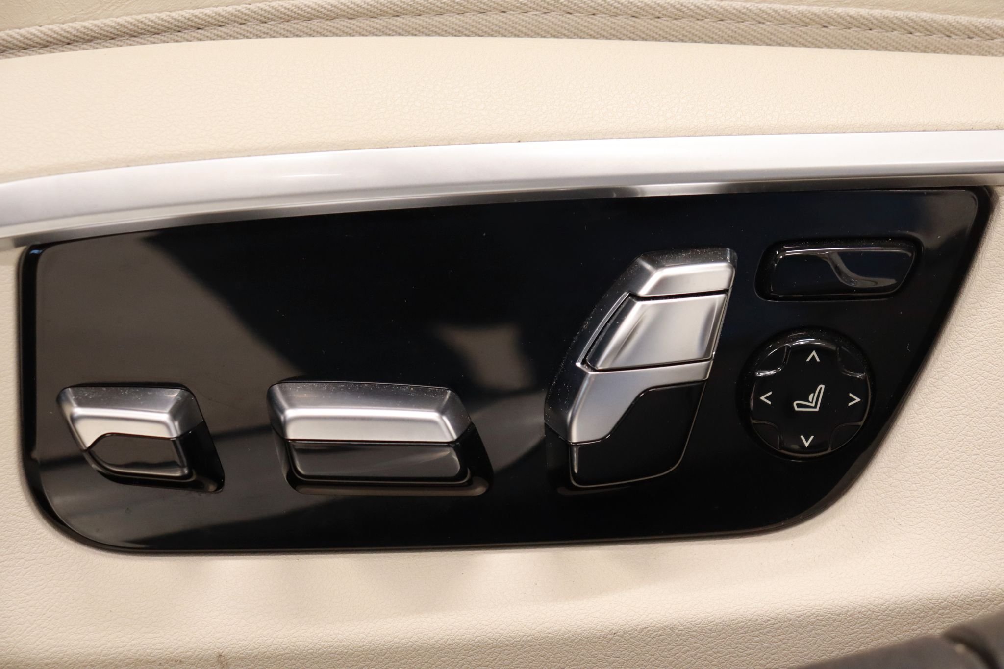 BMW 750Li xDrive Steptronic, 450hp, 2016