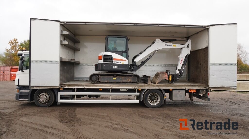 Grävmaskin 5 ton och lastbil ...