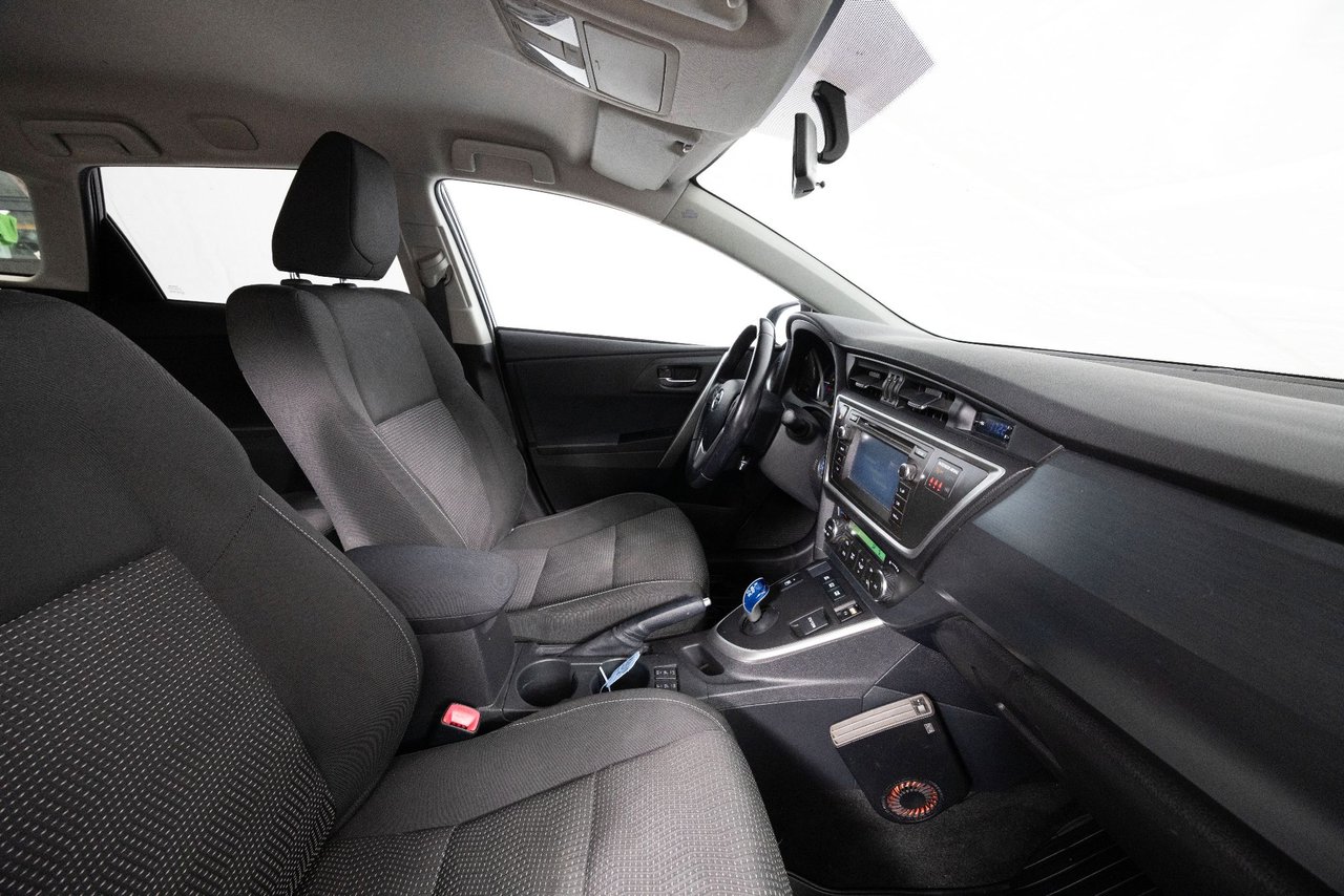 Toyota Auris Touring Sports Hybrid e-CVT, 136hk, 2014