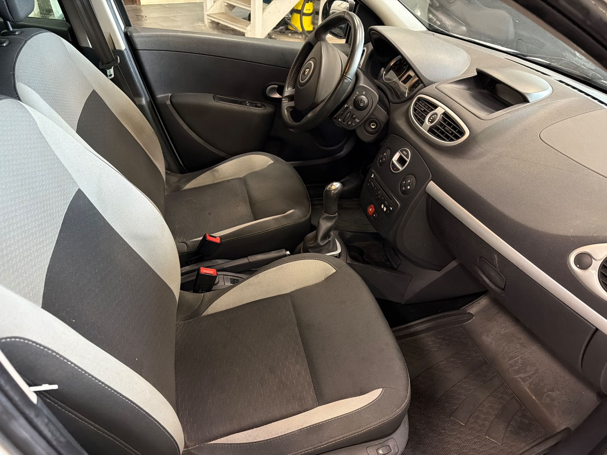 Renault Clio 5-door Hatchback 1.2 Manual, 75hp, 2011