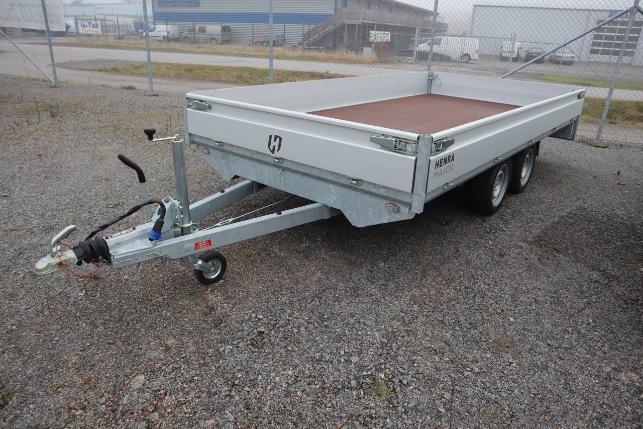 REA nytt släp liten trp skada...