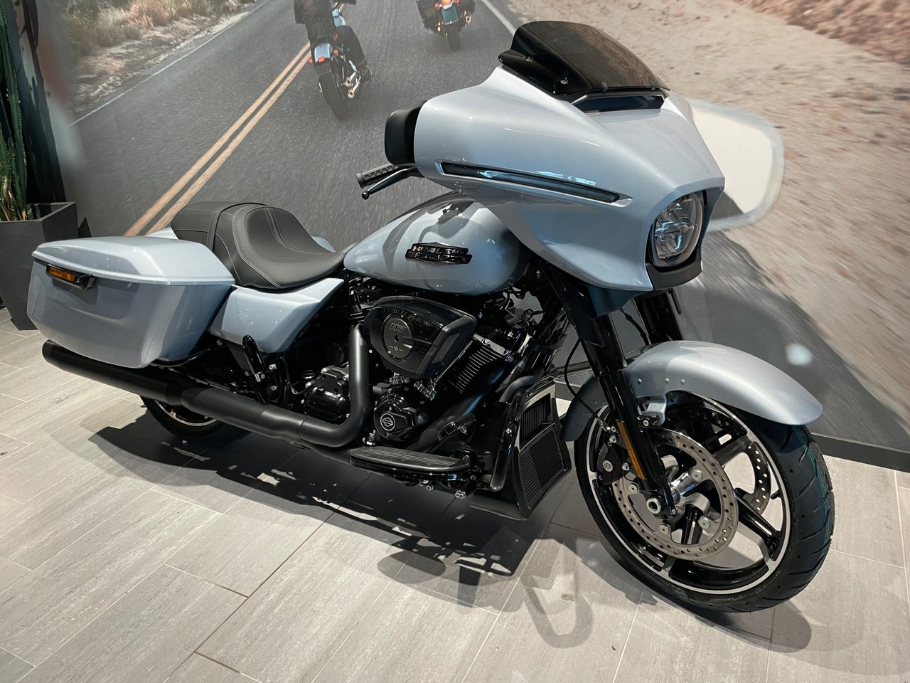 Harley-Davidson Street-Glide ...
