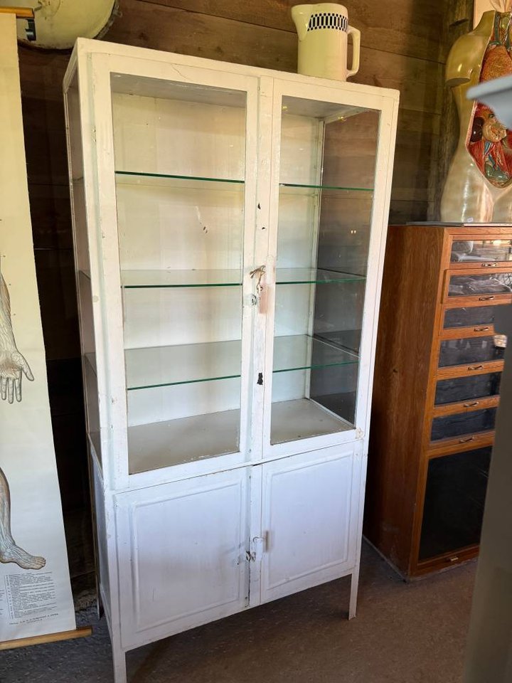 Skåp/läkarskåp/pall/plansch/ ...