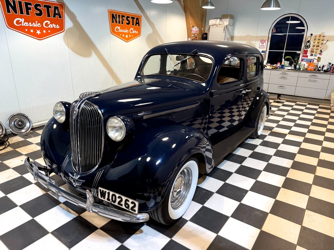 Plymouth Deluxe 4-dörrars Tou...