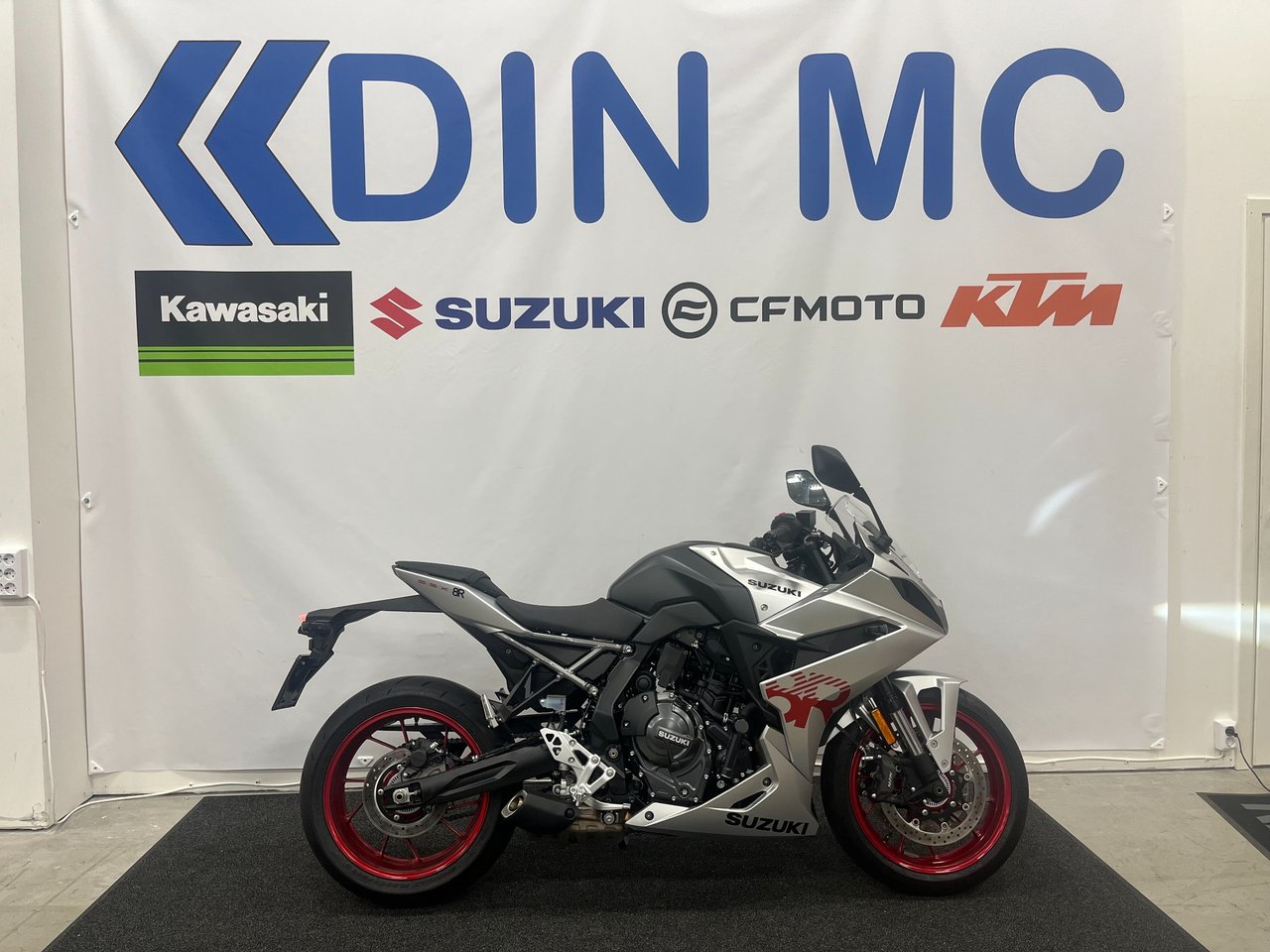 Suzuki GSX-8R "Demo"