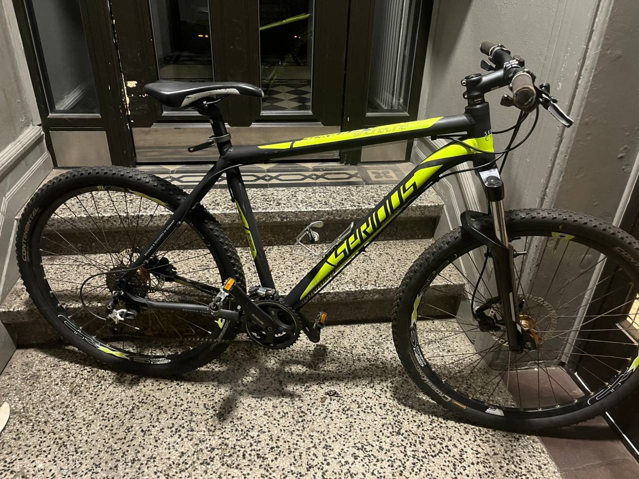 Serious shoreline mountainbik...