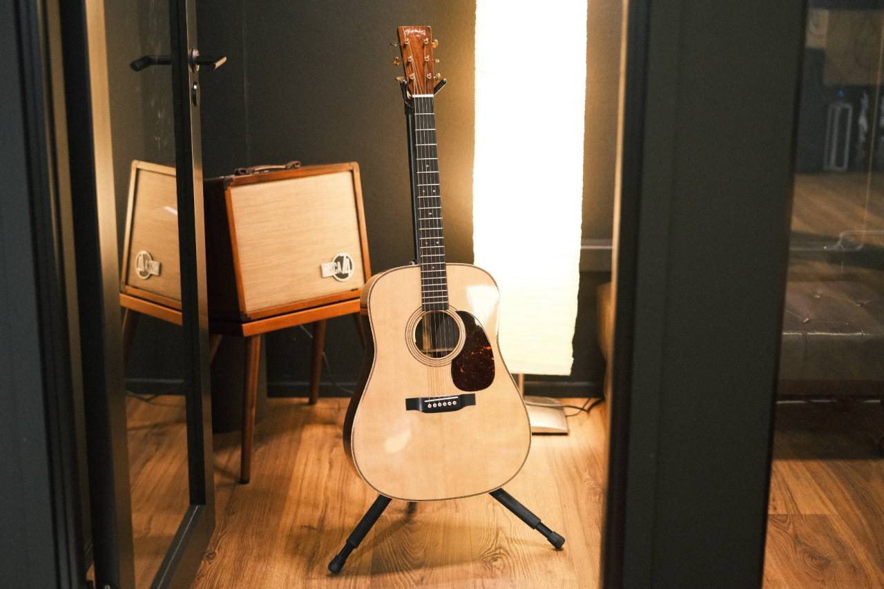 Beg. Martin D28 Modern Deluxe...