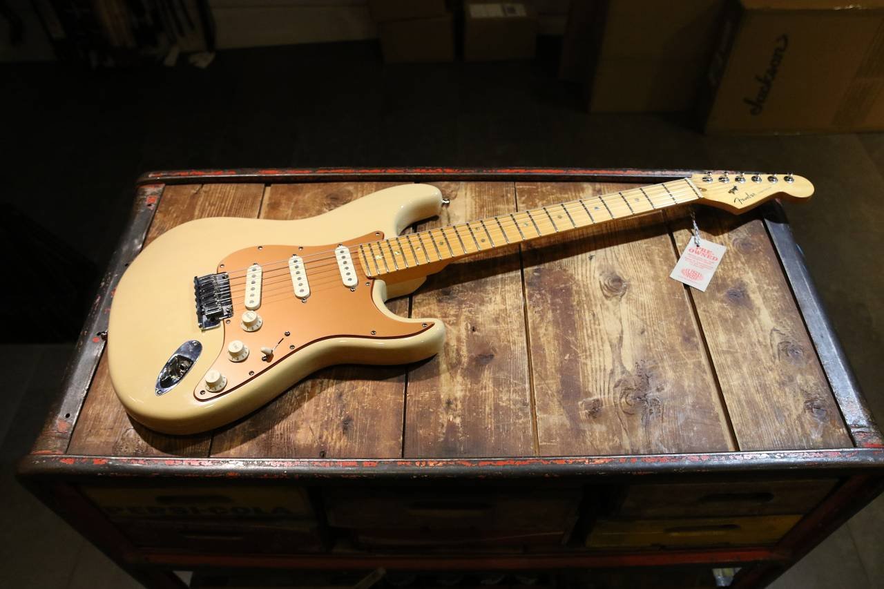 Fender American Deluxe Strato...