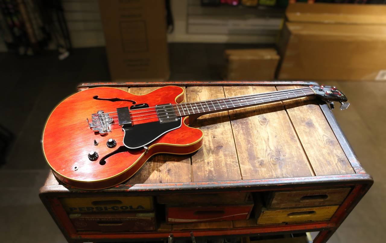 Gibson EB-2 cherry från 1967 ...