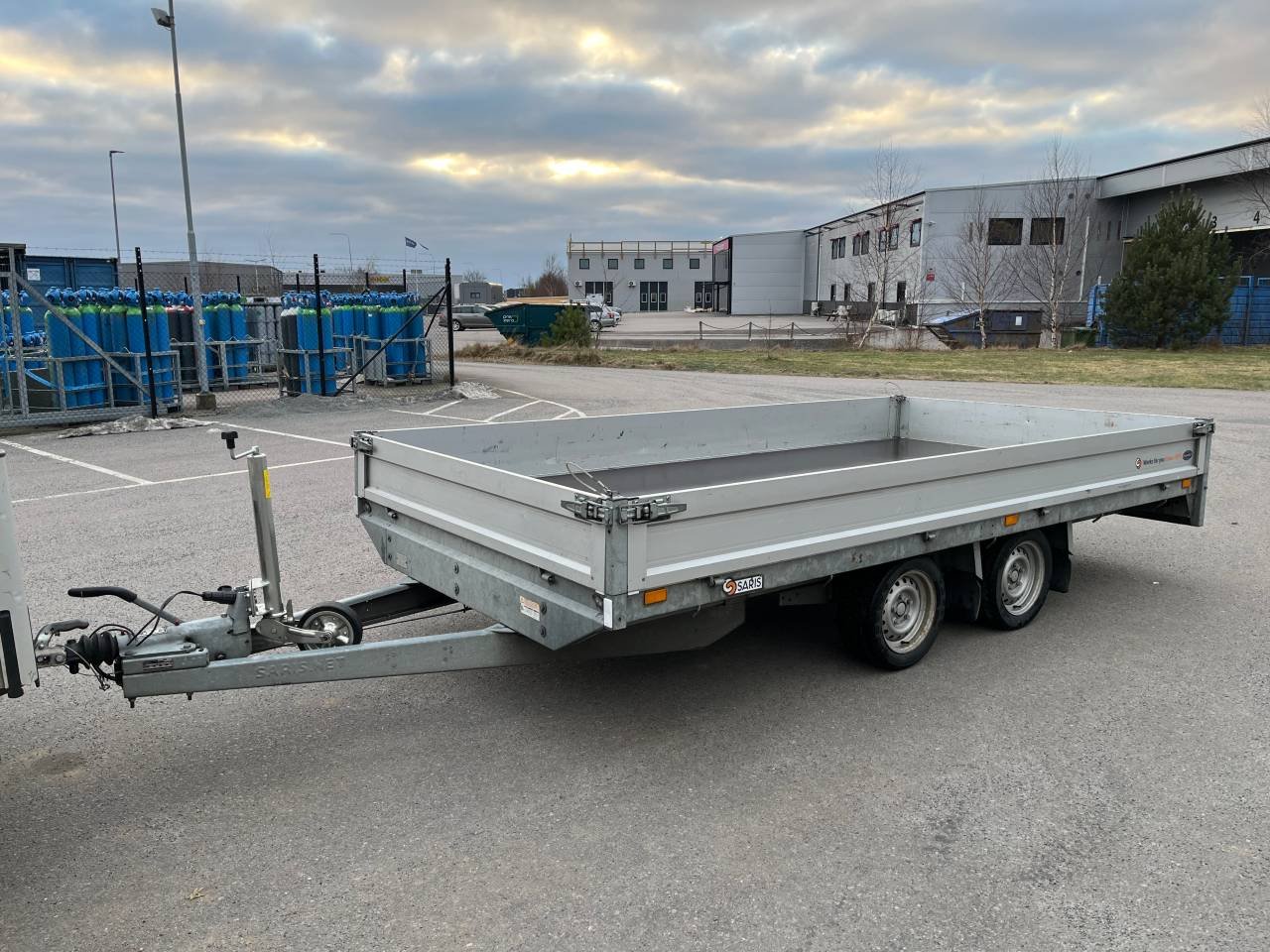 SARIS C2700 högbyggt flaksläp