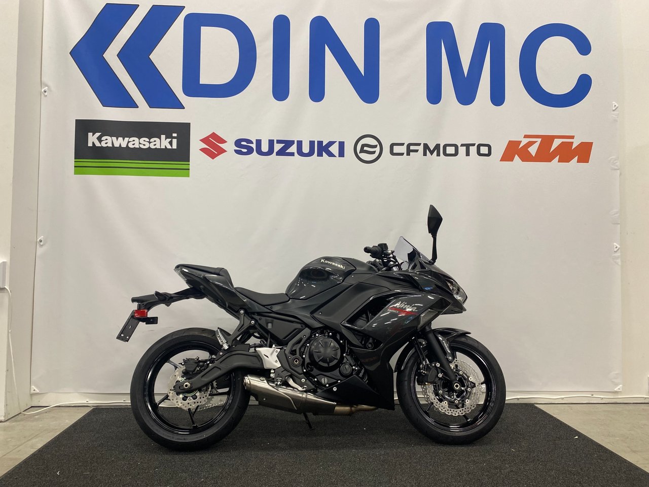 Kawasaki Ninja 650 "Fabriksny...