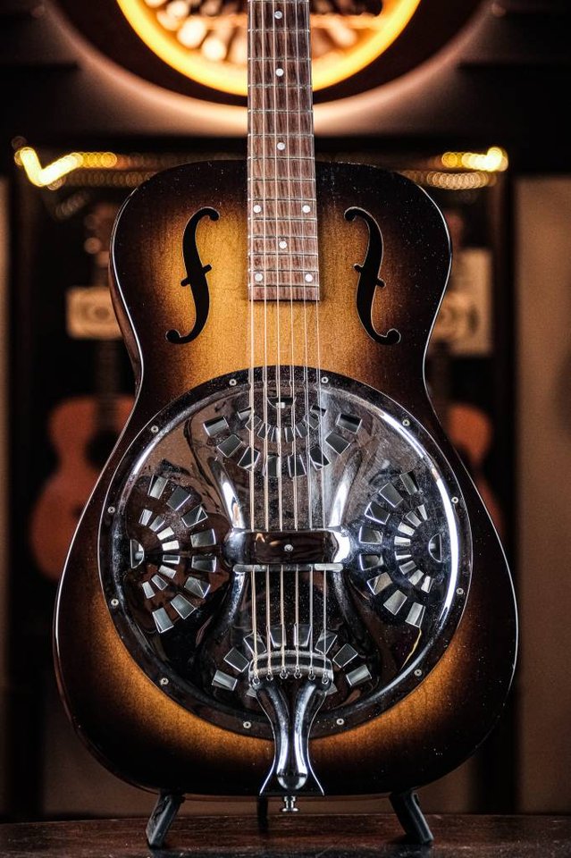1995 Dobro OMI Model 33 sunburst