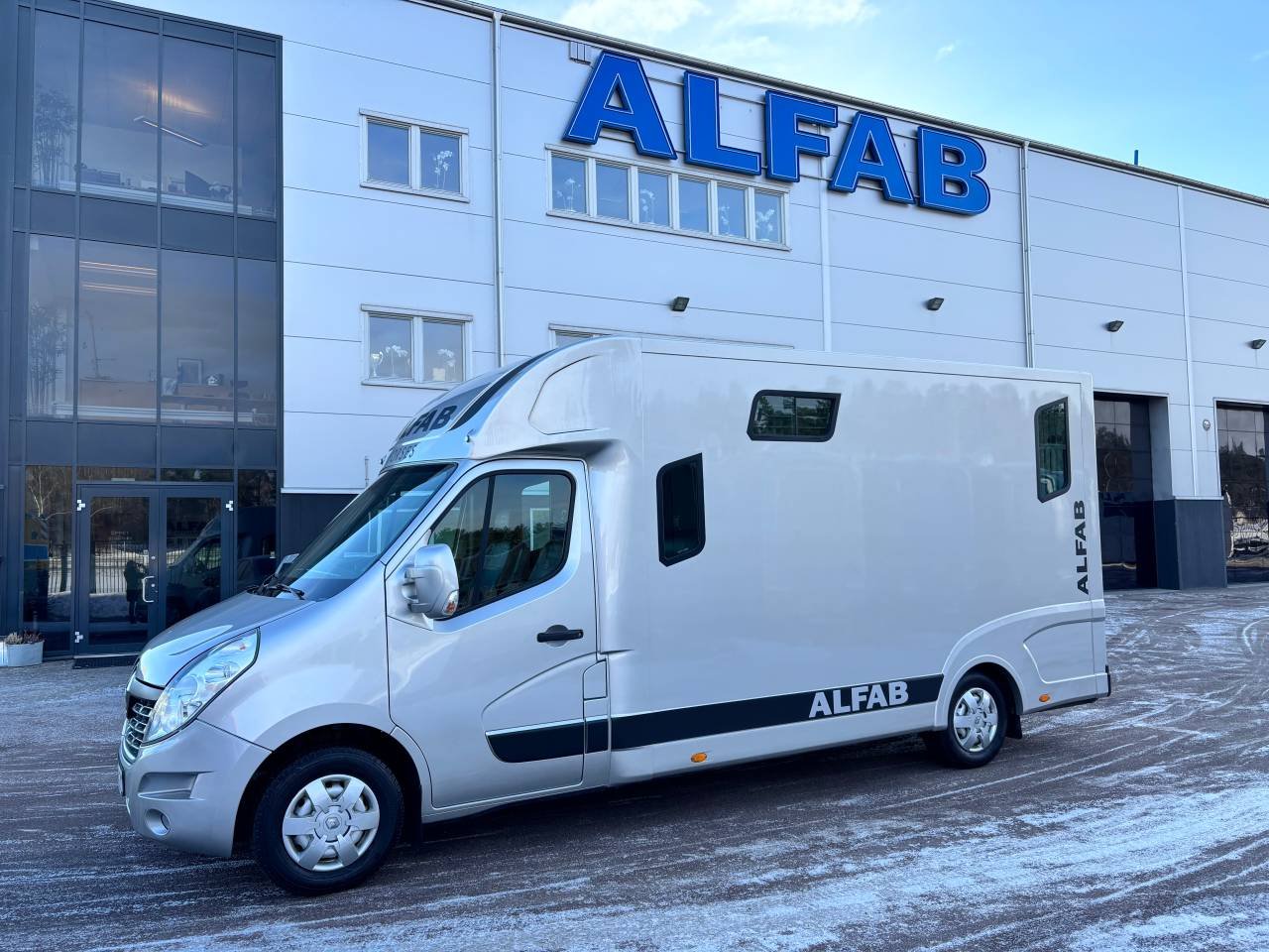 Theault B-korts bil med stute...