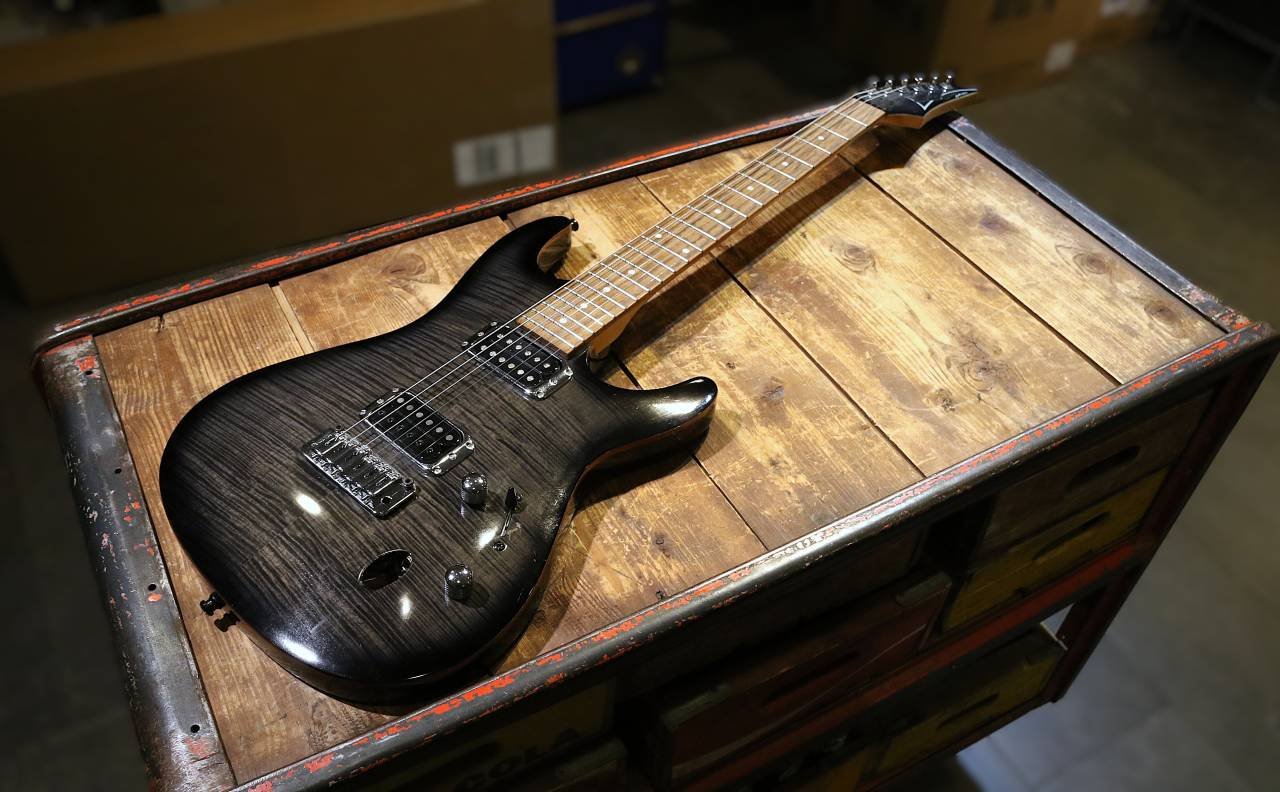 Begagnad Ibanez SA220FM hos M...