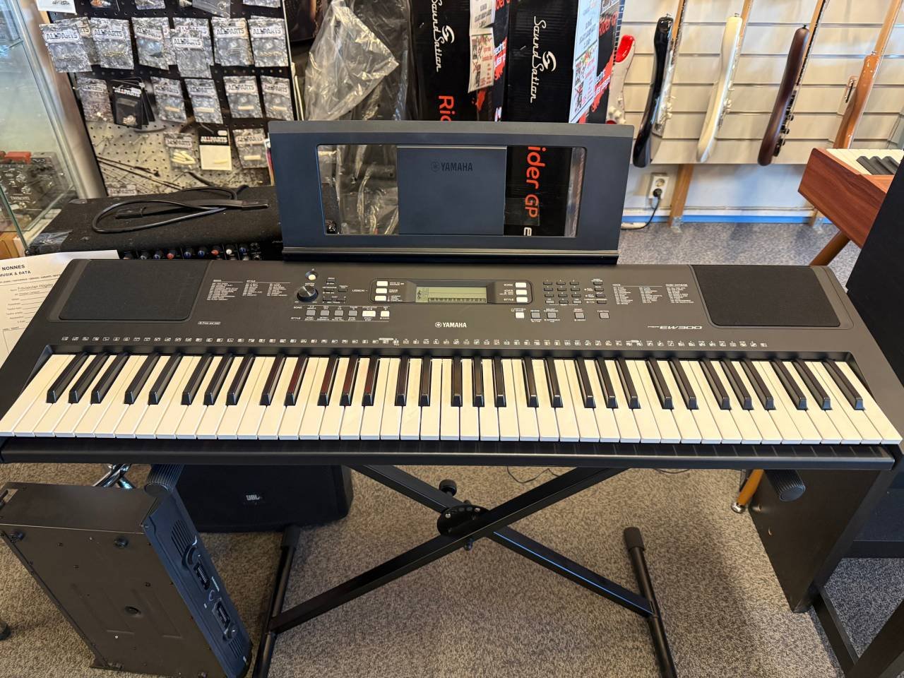 Yamaha PSR-EW300 inkl stativ ...