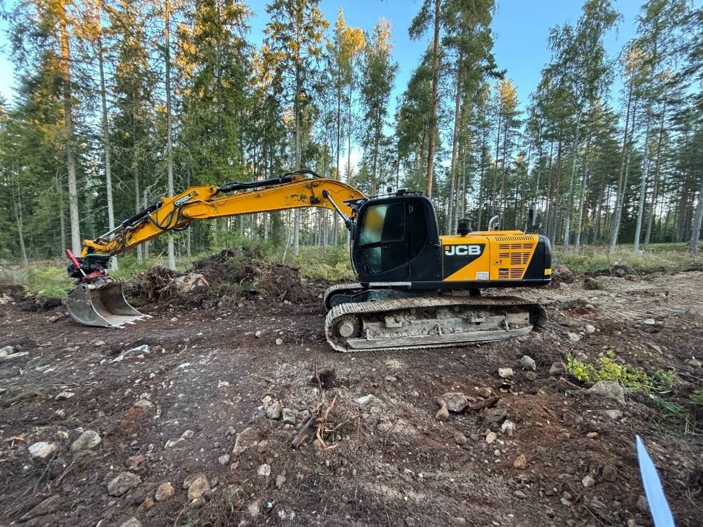 JCB JS 220 LC