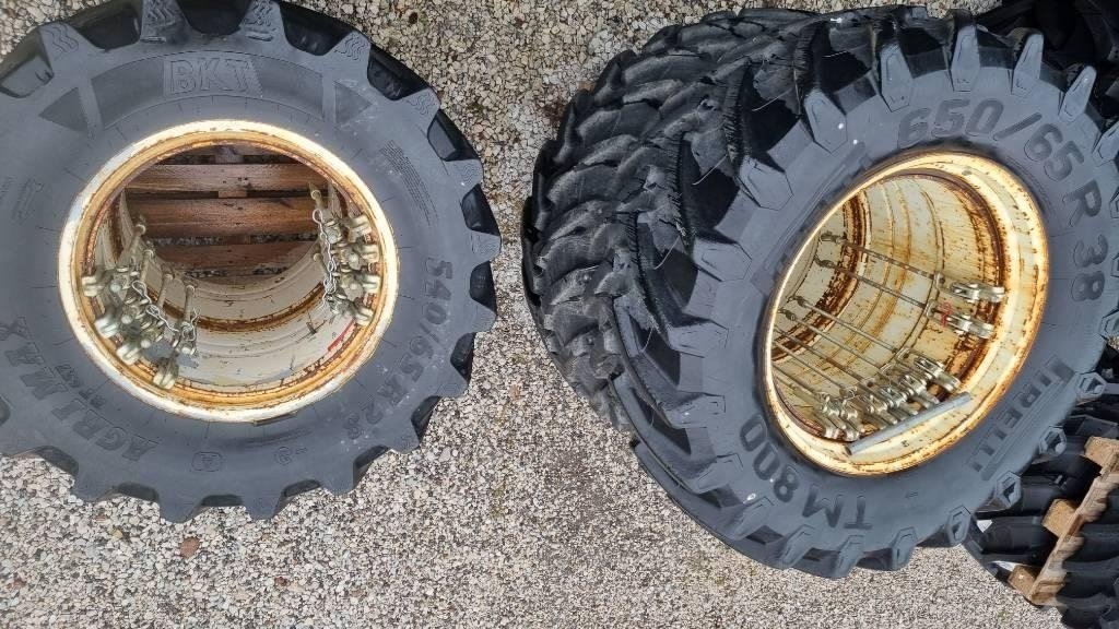 Dubbelmontage 650/65 R38 + 54...