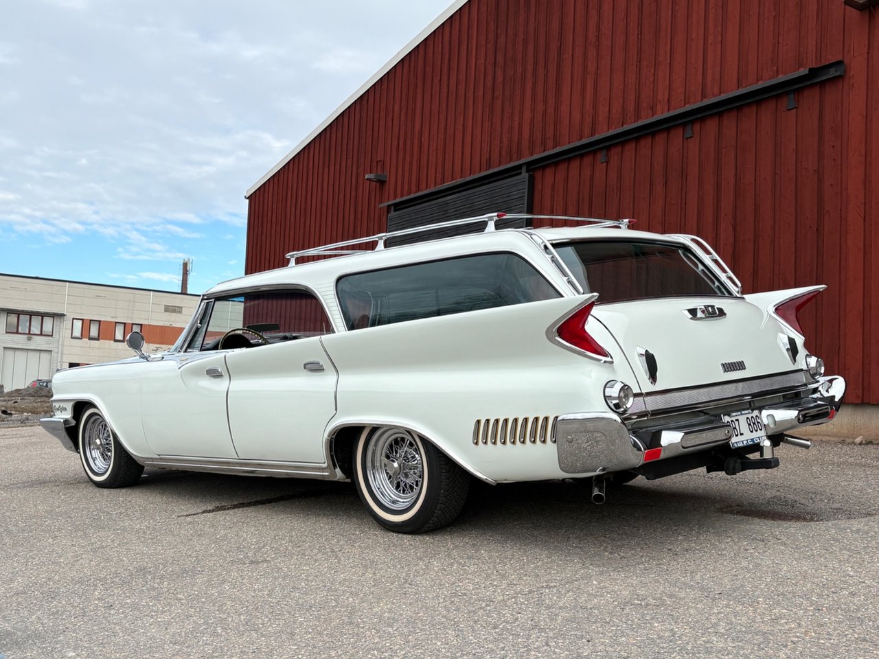 Chrysler New Yorker Town & Co...