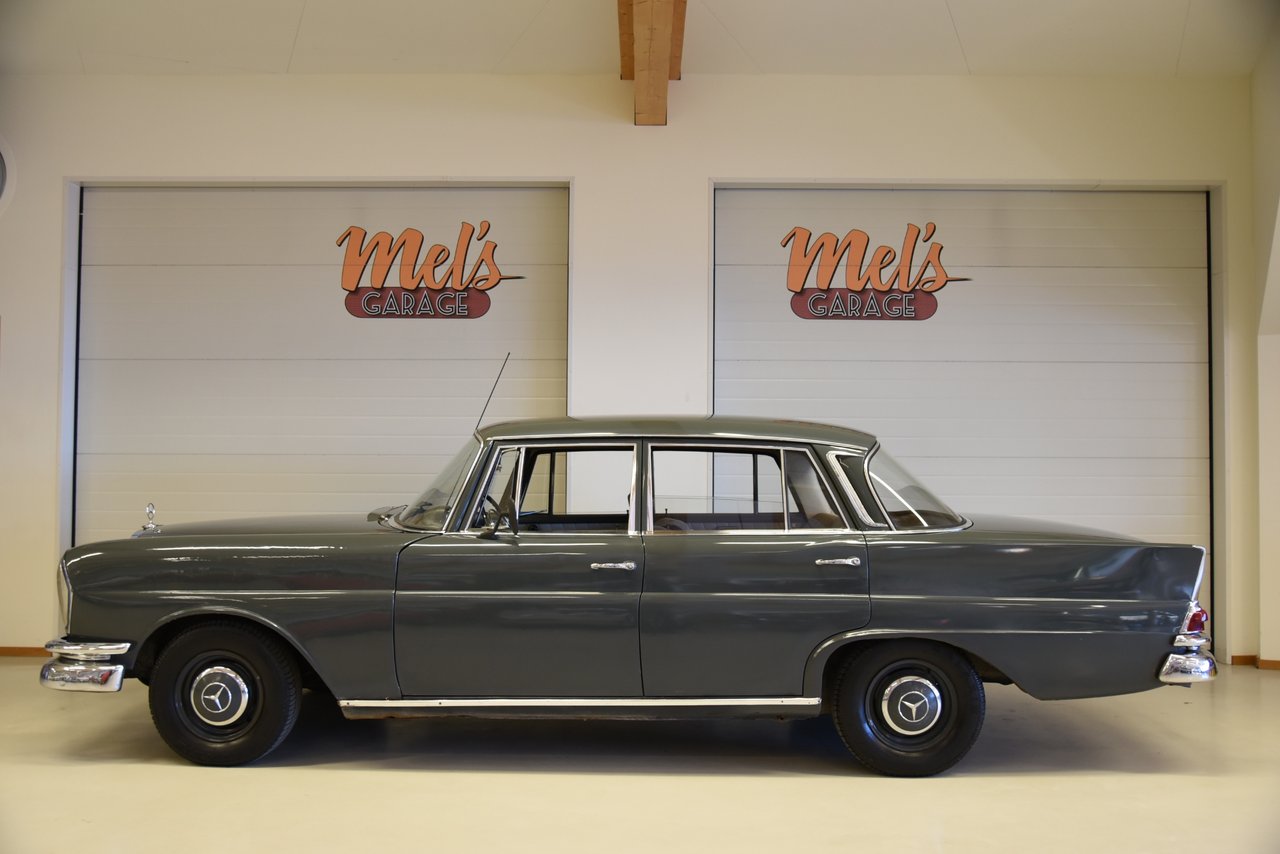 Mercedes-Benz W111 220 Sedan ...