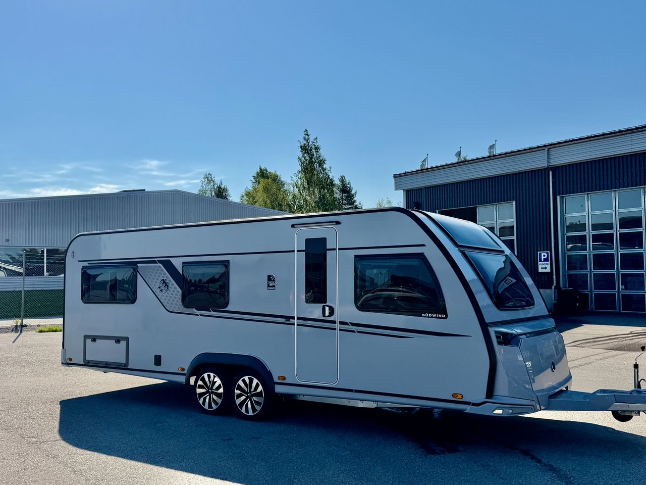 Knaus Südwind 650 UDF Black S...