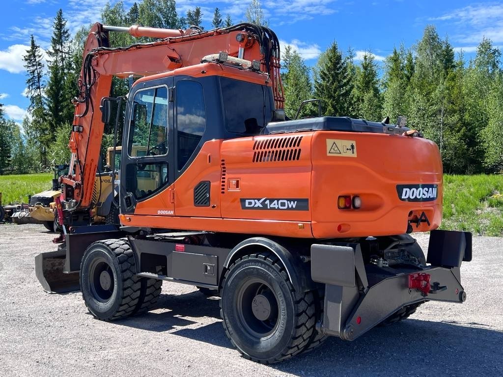 Doosan DX140 W med vagn och r...