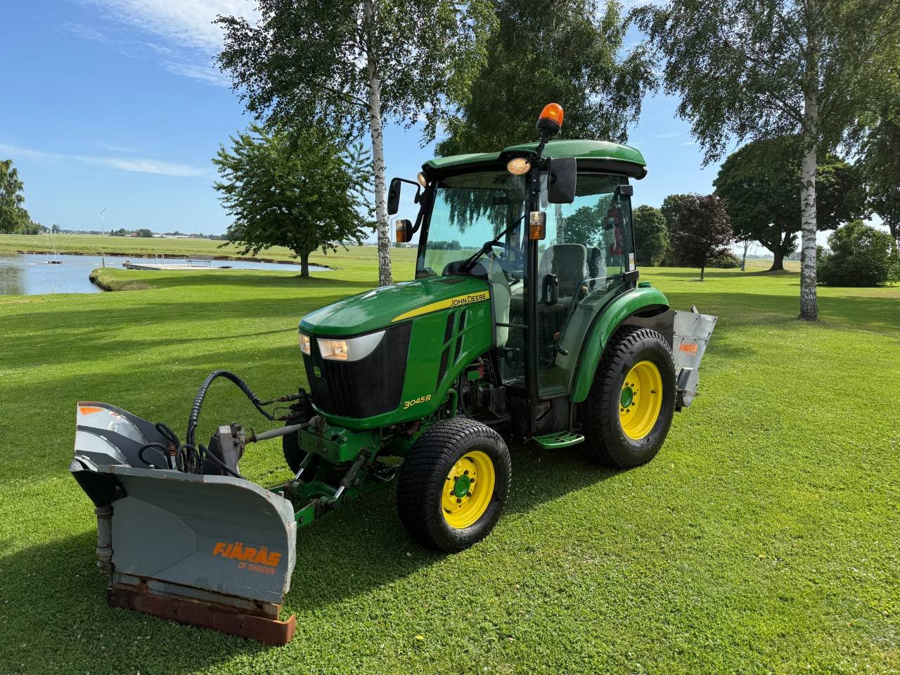 John Deere 3045R Kompakttrakt...