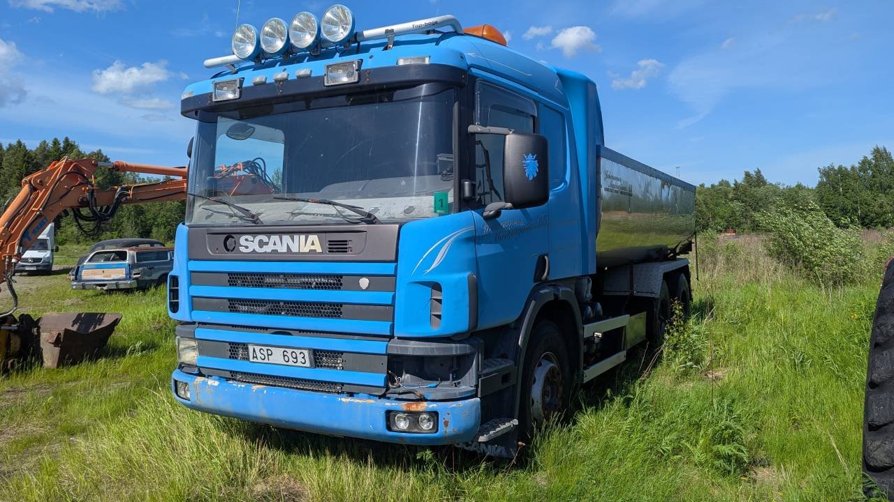 Scania P124GB 6x2 nymålad ram
