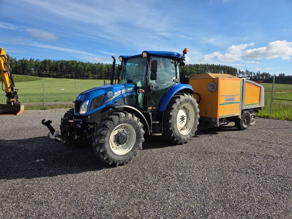 New Holland TD5,85 med snö oc...
