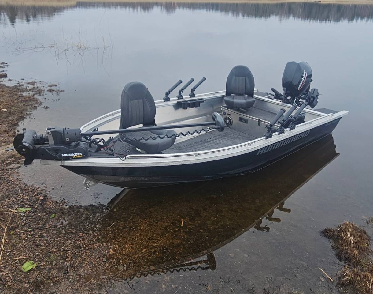 UMS 425m + mercury 30hk elhpt...