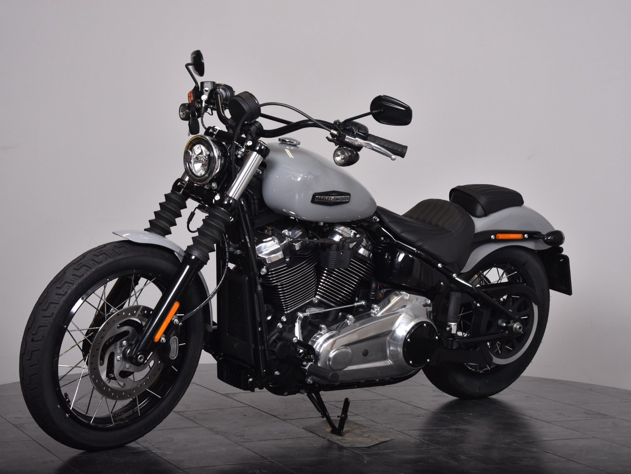 Harley-Davidson Street Bob 11...