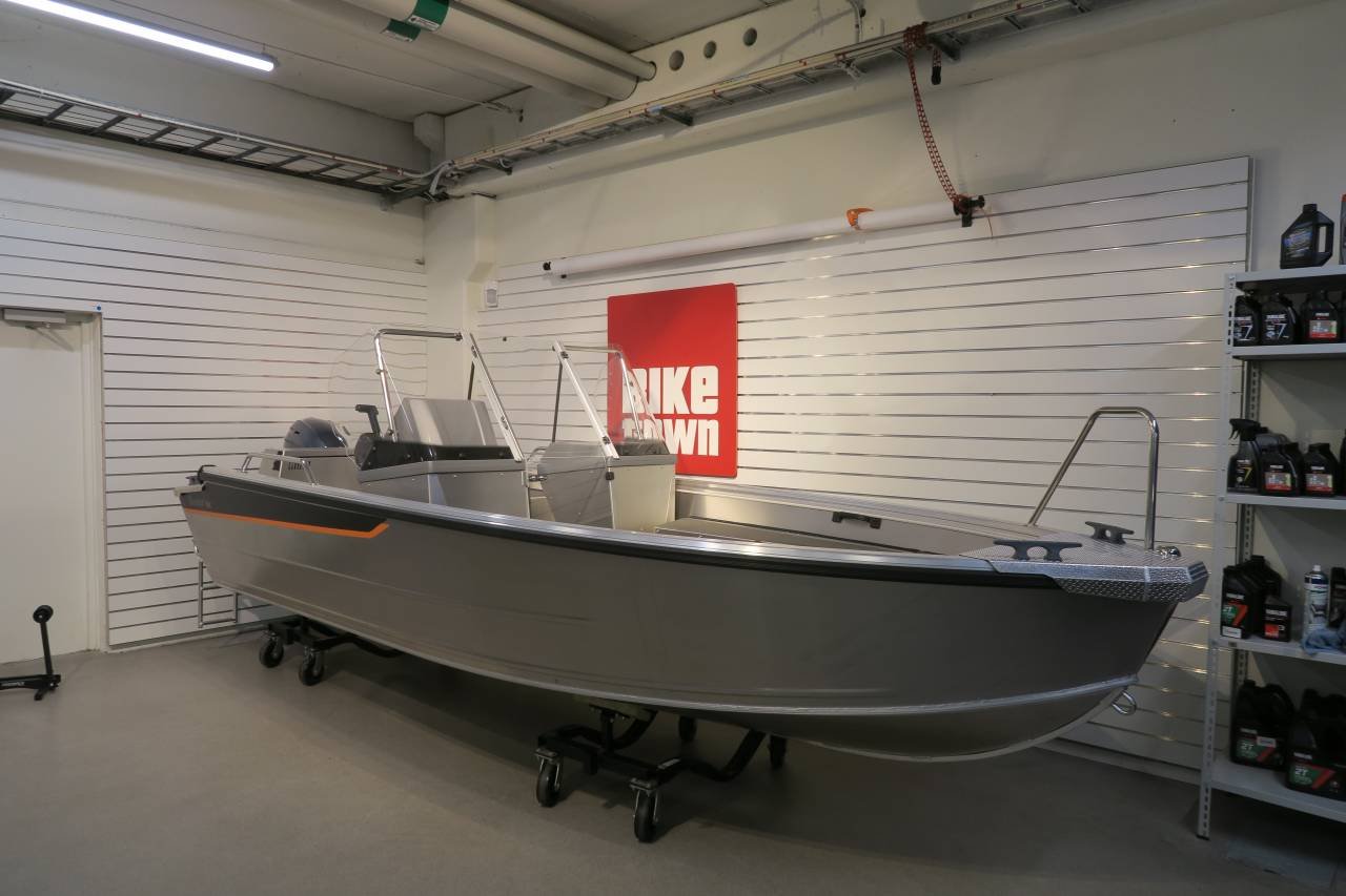Buster M2 med Yamaha F40 Utfö...