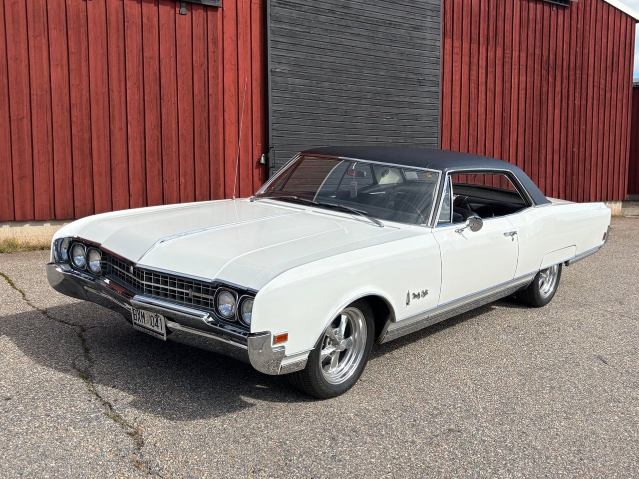 Oldsmobile Ninety-Eight Holid...