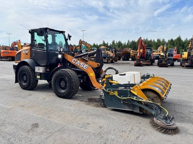Case 321F -2024 många redskap!