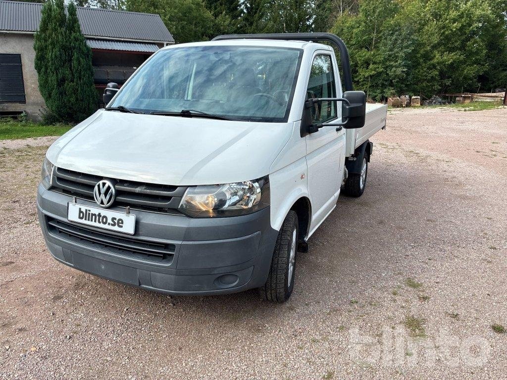 Lätt lastbil med flak VW Tran...