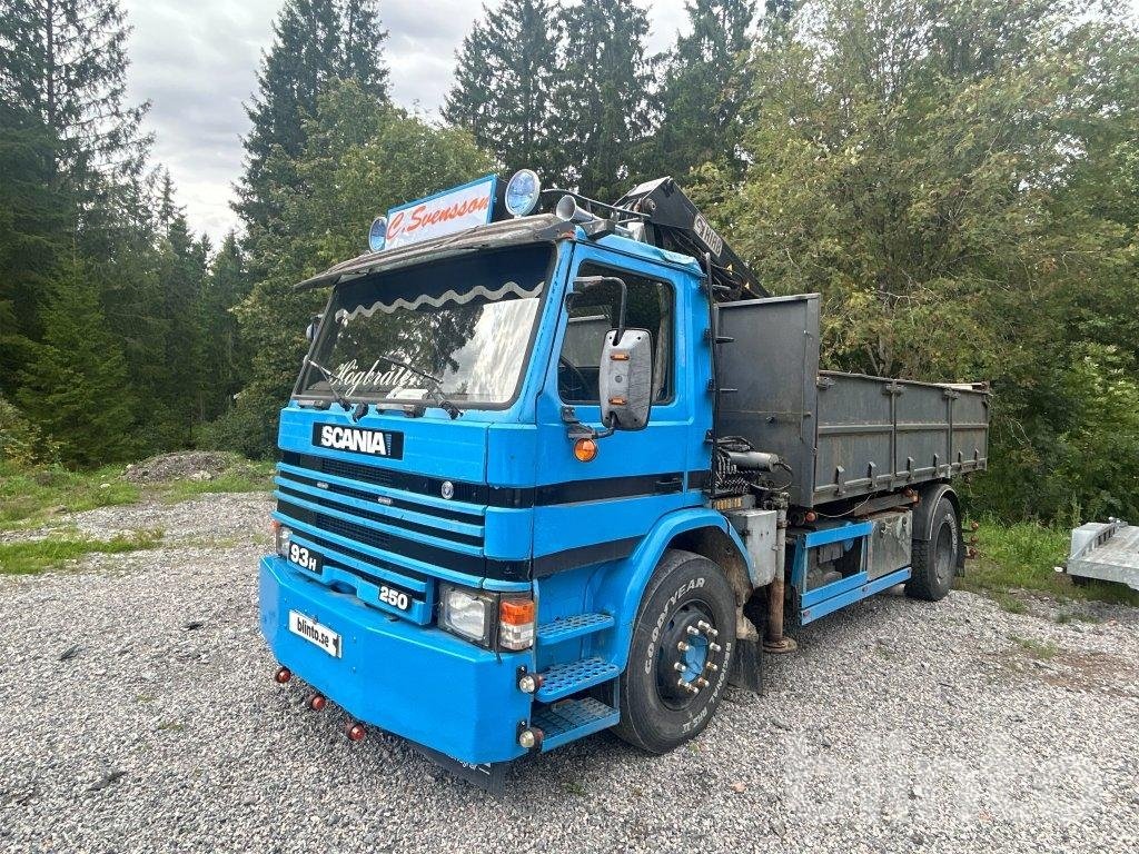 Tippbil med kran SCANIA P93HL...