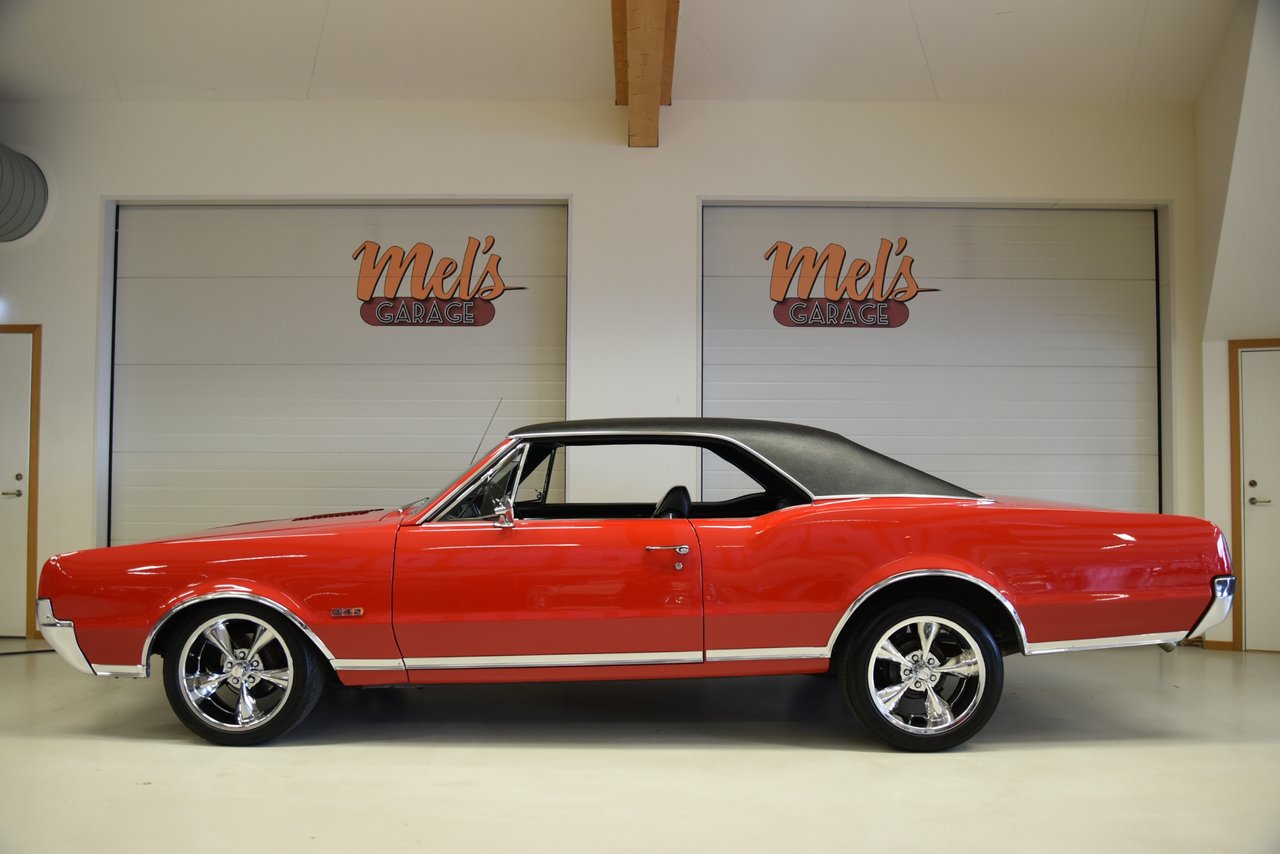 Oldsmobile Cutlass 4-4-2 Holi...