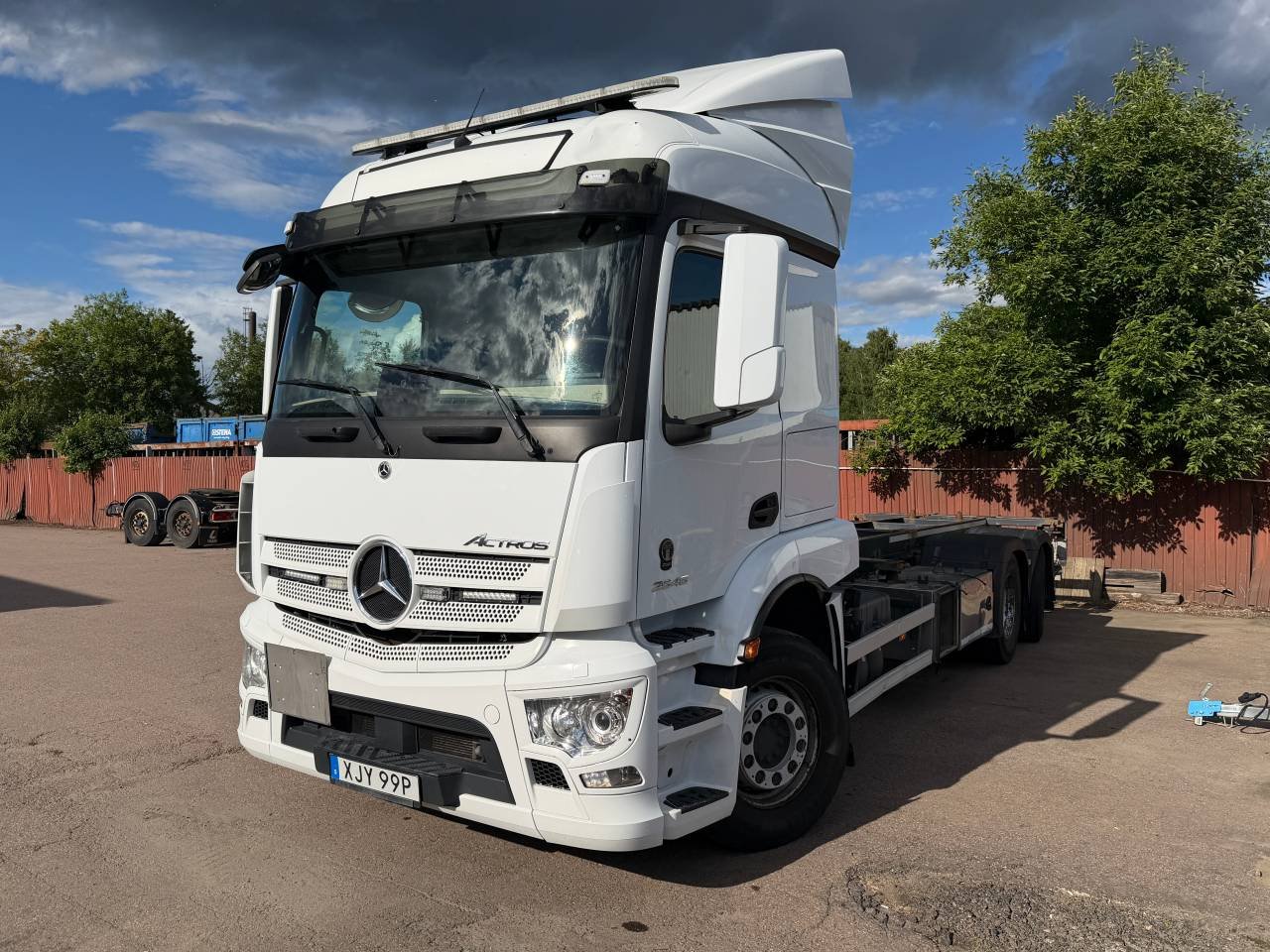 Mercedes-Benz Actros containe...