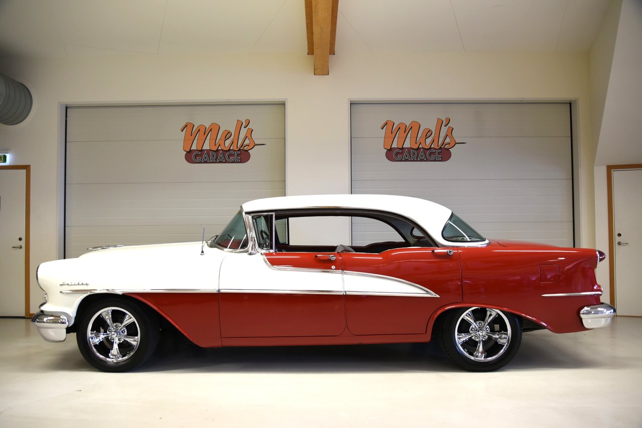 Oldsmobile 88 Holiday 4-dr HT...