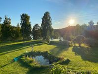 Sjöutsikt Sol hela dagen, Traditionell röd stuga,Vinterbonat