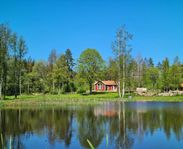 Nyrenoverat torp strax utanför Sala, egen badplats.