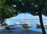 Hus på ö i Mälaren Egen strand Brygga