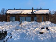 Fjällstuga med längdspår och skoterleder utanför dörren