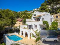 Rymlig villa i Moraira där bilen ingår i köpet!