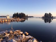 Nära Friidrotts SM, Modern stuga vid hav och strand.