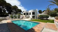 Helrenoverad Ibiza-inspirerad villa i Javea