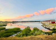 Mysig sjöbod med havet utanför dörren