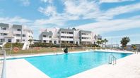 Modern och rymlig lägenhet med privat trädgård, Estepona