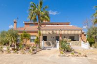 Vacker villa i traditionell stil med privat pool i Elche